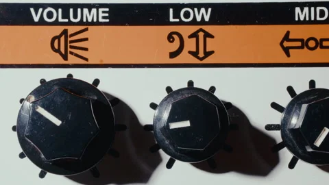 Macro of Turning Volume, Low and Mid Knobs on Retro Amplifier Panel 库存影片 342454164