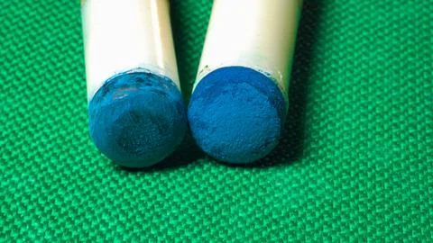 Macro Two billiard cues on the pool table Fotos Stock