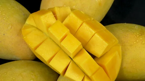 Macro Video of Diced Yellow Mango Slice Rotating on Ripe Fruits Vidéo 335258034