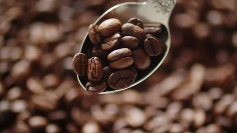 Macro video pf a vintage spoon scooping dark roasted coffee beans. Spoon sc.. Stock Footage 337127205