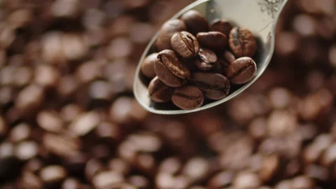 Macro video pf a vintage spoon scooping dark roasted coffee beans. Spoon sc.. Stock-Footage 337127339