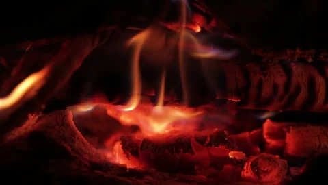 Macro view of a burning log fire with slow motion dancing flames.  Vídeos de archivo 321527432