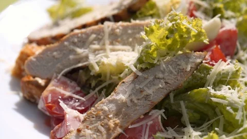 Macro view: Caesar salad with grilled chicken, parmesan cheese and tomatoes Stockbeeldmateriaal 104062600