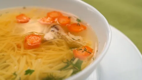 Macro view: The chicken bouillon. Soup. 4k Stockbeeldmateriaal 104061472