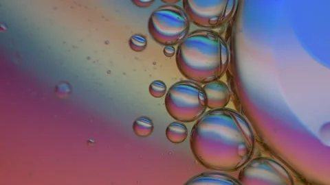 Macro view of floating colorful oil bubbles in water forming abstract liqui.. Vídeo Stock 337601697