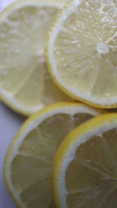 Macro view of fresh juicy lemon slices with detailed citrus texture Vidéo 342610579