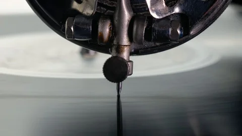 Macro view: Old vintage retro gramophone. Macro view of the needle. 4k 60fps Stock-Footage 103311399
