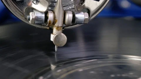 Macro view: Old vintage retro gramophone. Macro view of the needle. 4k 60fps Stock-Footage 103314299