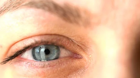 Macro view of an open eye looking. Vídeo Stock 127798121