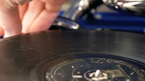 Macro view: Playing Old vintage retro gramophone. 4k 60fps Vídeos de archivo 103311095