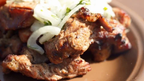 Macro view: Ready juicy kebab seasoned with fresh onions. 4k Stockbeeldmateriaal 104062358