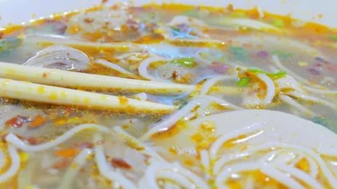 Macro view of spicy Vietnamese bun bo hue noodle soup Видео 338204314
