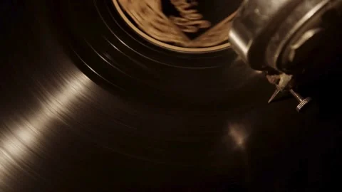 Macro view of spinning record grooves and gramophone needle 動画素材 329595931