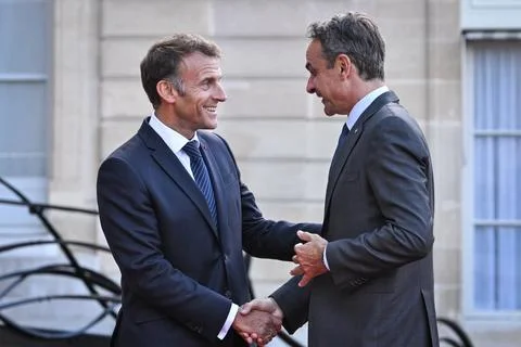 Macron, Mitsotakis hold talks on sidelines of International Space Summit, Paris, 库存照片
