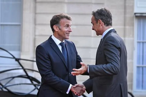 Macron, Mitsotakis hold talks on sidelines of International Space Summit, Paris, Foto stock