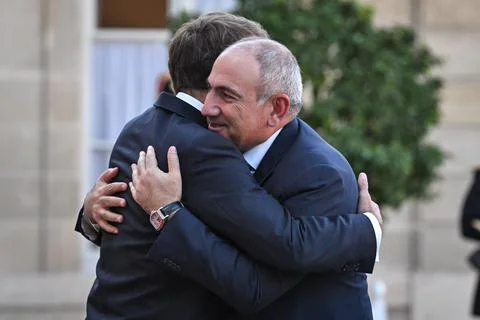 Macron, Pashinyan hold talks on sidelines of International Space Summit, Paris,  Foto stock