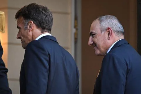 Macron, Pashinyan hold talks on sidelines of International Space Summit, Paris,  Foto stock