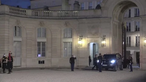 Macron receives Zelensky at the Elysée to sign a security agreement, París (es-E Stock Footage 264918802