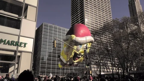 Macy's Thanksgiving Parade, Sponge Bob balloon passing Bryant Park, 4K footage Stock Footage 98715212