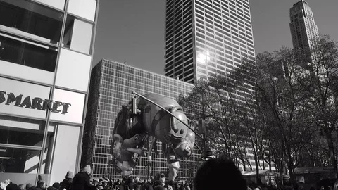 Macy's Thanksgiving Parade, Trolls trio flying pass Bryant Park, 4K footage Video stock 98715341