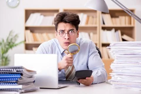 Mad auditor looking for errors in the report Stockfoto's