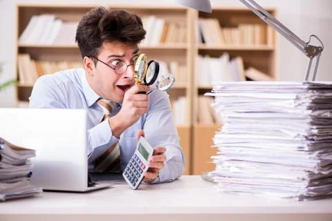 Mad auditor looking for errors in the report Foto stock