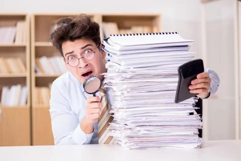 Mad auditor looking for errors in the report Foto stock