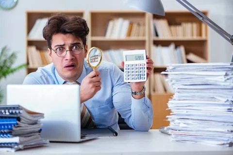 Mad auditor looking for errors in the report Foto stock