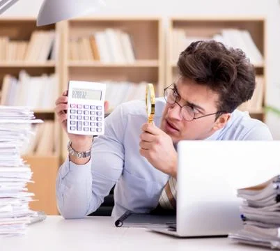 Mad auditor looking for errors in the report Foto stock