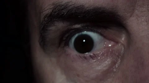 Mad insane crazy evil man's eye close up. Vidéo 55118152