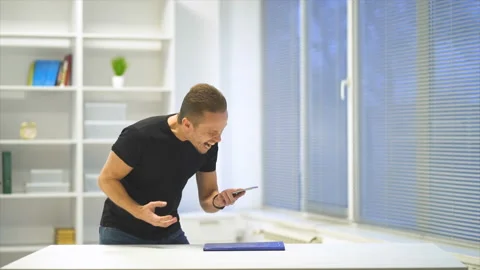 The mad man throws the phone on the table. slow motion Vídeos de archivo 99227328