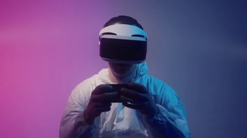 Mad Man in white coat with VR goggles against white background using smartpho Vídeo Stock 258542980