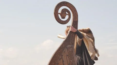 Mad viking with horn on the Drakkar on the river shore Stock Footage