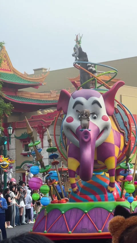 Madagascar characters on decorative float Video stock 338599334