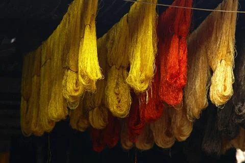 Madejas de lana tenidas.Zoco de los tintoreros. Marrakech. Marruecos. Magr... Stock Photos