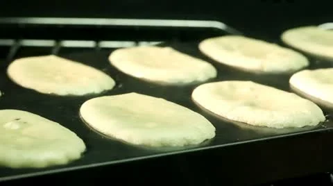 Madeleines baking in the oven (time lapse) 스톡 동영상 24673286