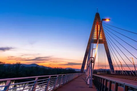 Madieri cable-stayed bridge in Budapest, evening twilight, bridge lighting Foto stock