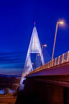 Madieri cable-stayed bridge in Budapest, evening twilight, bridge lighting Foto stock