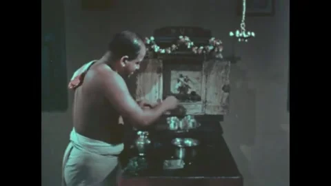 MADRAS - 1968 - The Brahmin man puts perfume and talcum on the household deity Vidéo 340587217
