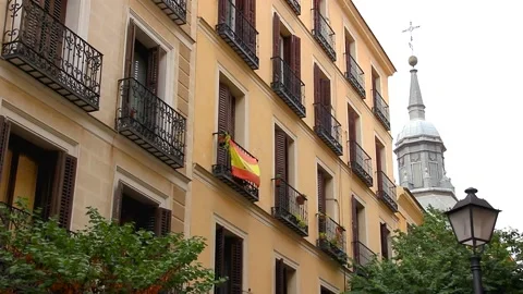 Madrid building facade Spain flag by Josu Ozkaritz Vídeos de archivo 145736224