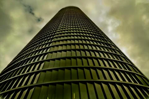 Madrid, clouds reflect on crystal skyscraper, spain Foto stock