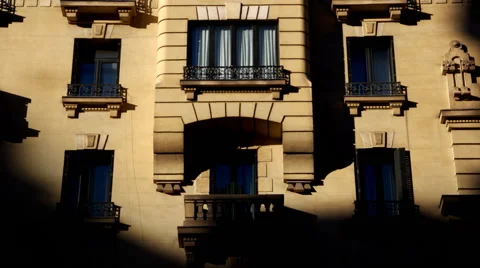 Madrid. Facade of building covered by shadows Vídeo Stock 48437812