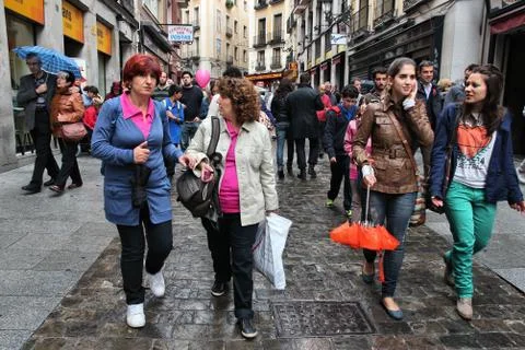 MADRID, SPAIN - OCTOBER 21, 2012: People shop downtown in Madrid. Madrid is a Foto stock