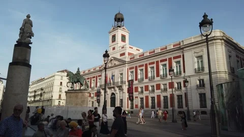 Madrid Spain Sunset Handheld View of Real Casa de Correos Clock Tower and 스톡 동영상 337935621