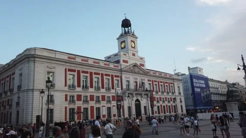Madrid Spain Sunset Slow Pan View of Real Casa de Correos Clock Tower and 스톡 동영상 337935788