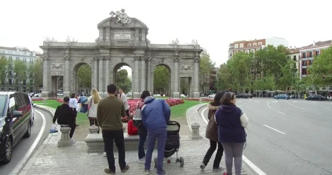 Madrid, Spain. View of Puerta de Alcalá and Calle de Alcalá. Video stock 147318302