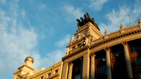 Madrid, Statue on building Video stock 726966