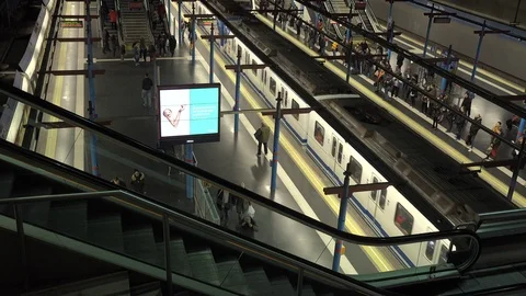 Madrid subway platforms Vídeos de archivo 117587543