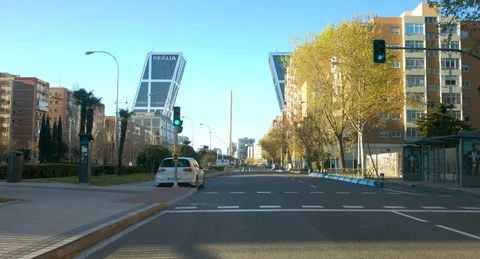 Madrid vacio plano de las torres de plaza castilla carretera Stock Footage 127989963
