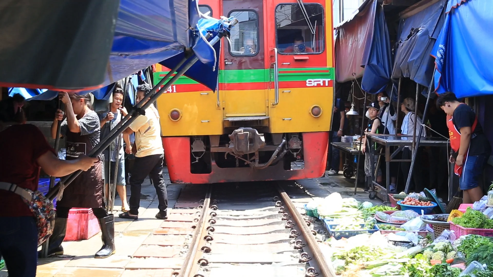 Mae Klong Railway Market (Hoop Rom Market)